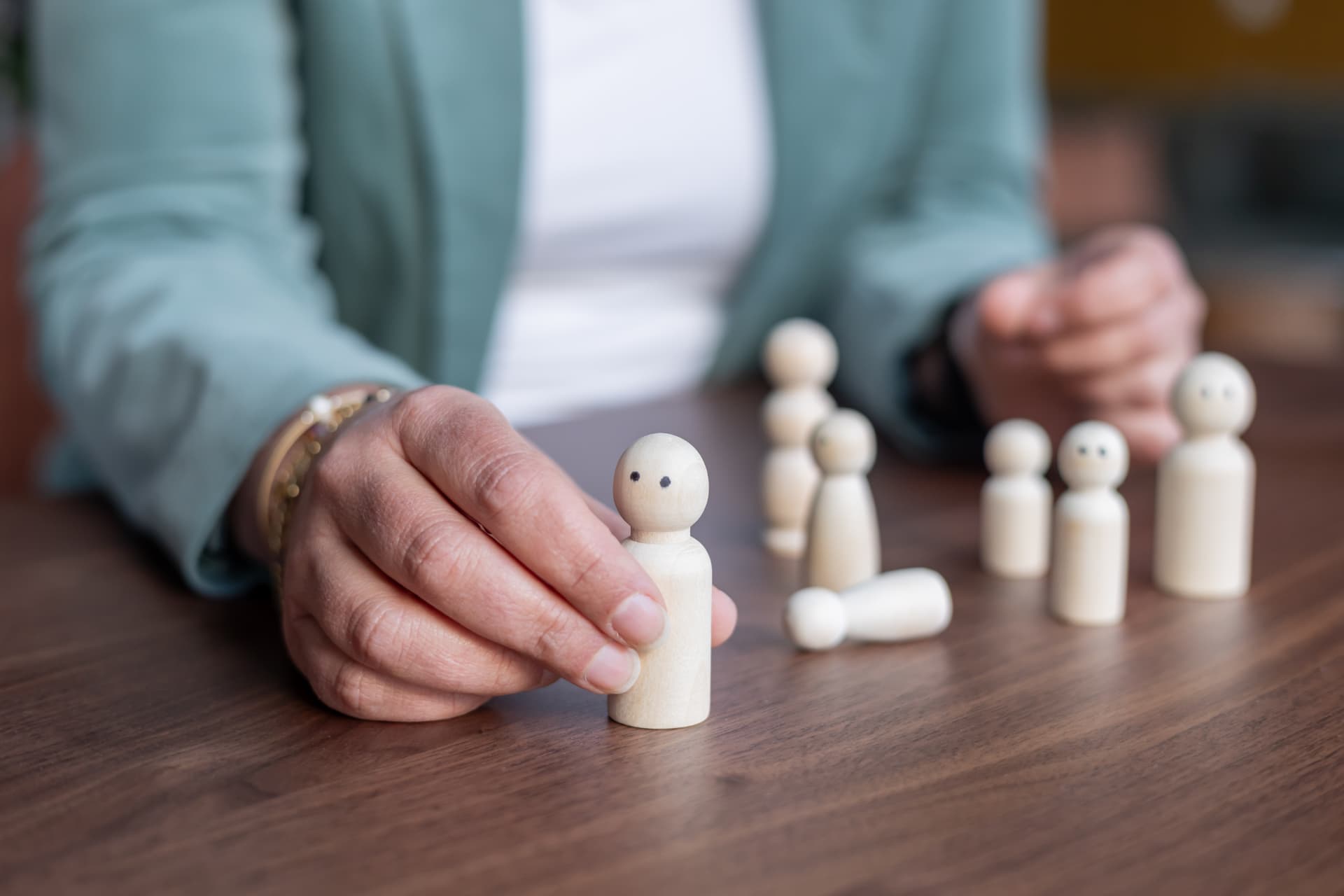 Mathilda begeleidt systemisch werk met houten opstellingsfiguren