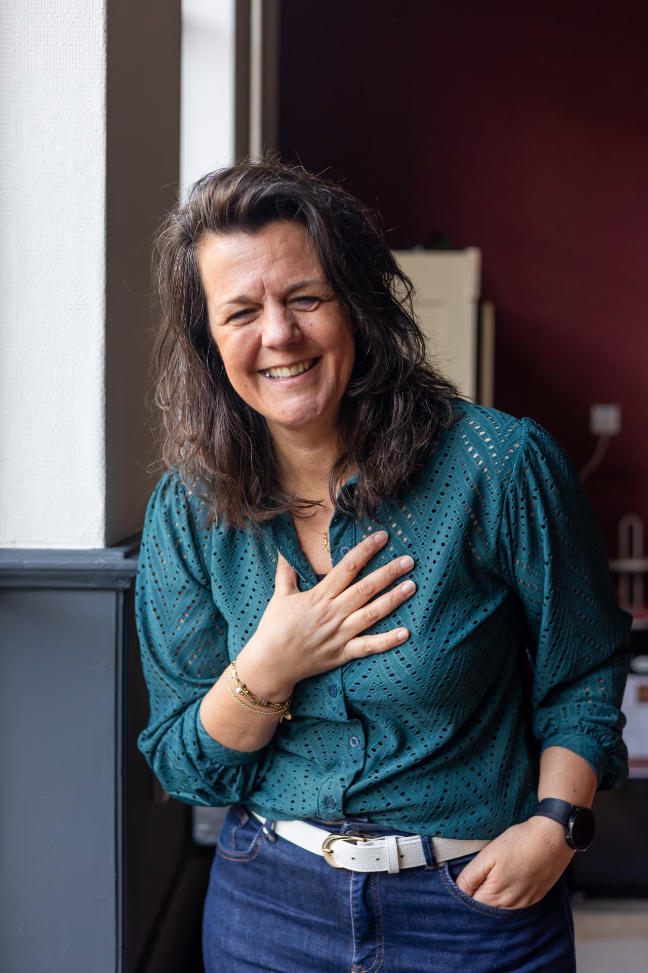 Mathilda van den Hof lachend bij een raam